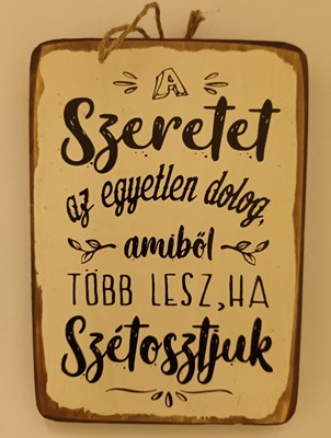 Falitábla A szeretet az egyetlen dolog...