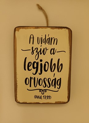 Falitábla A vidám szív a legjobb orvosság