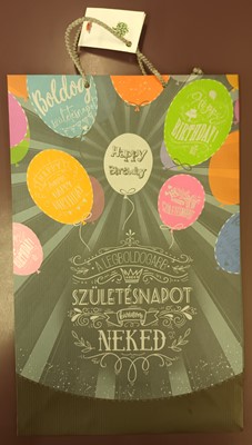 Nagyméretű hosszúkás alakú dísztáska Happy Birthday (színes lufik)