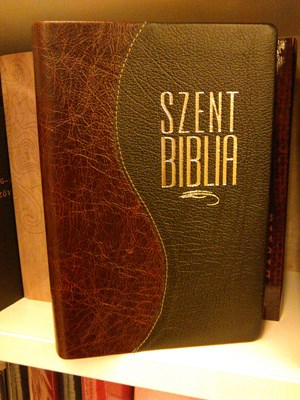 Biblia Károli fordítás, kis családi, bőrkötéssel, aranyszegéllyel, osztott barna-fekete