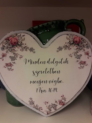 szív alakú falitábla rózsákkal Minden dolgotok szeretetben menjen végbe