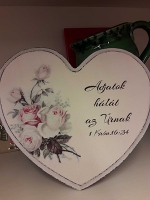 szív alakú falitábla rózsákkal Adjatok hálát az Úrnak (Fa)