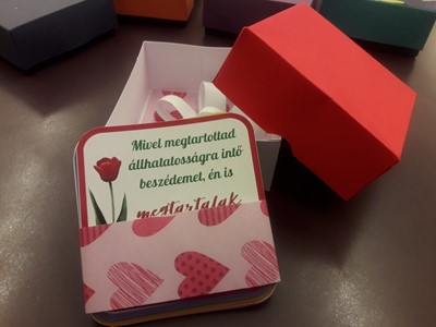 Kézműves igekártyás doboz nőknek piros-fehér (Doboz)