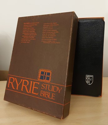 Ryrie Study Bible - King James Version (fekete bőrkötés ezüst szegéllyel, papírdobozban) [Book]
