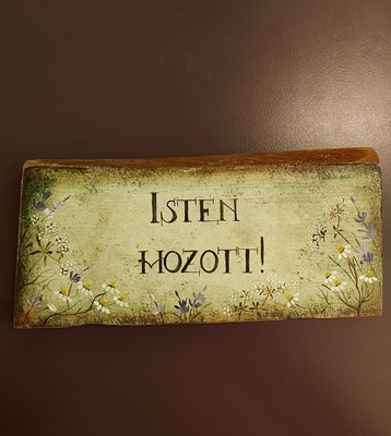 Egyedi kézműves fatábla, Isten hozott, margarétás (Fa)