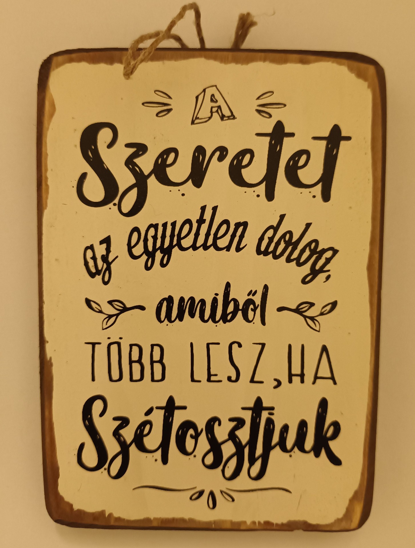 Falitábla A szeretet az egyetlen dolog...
