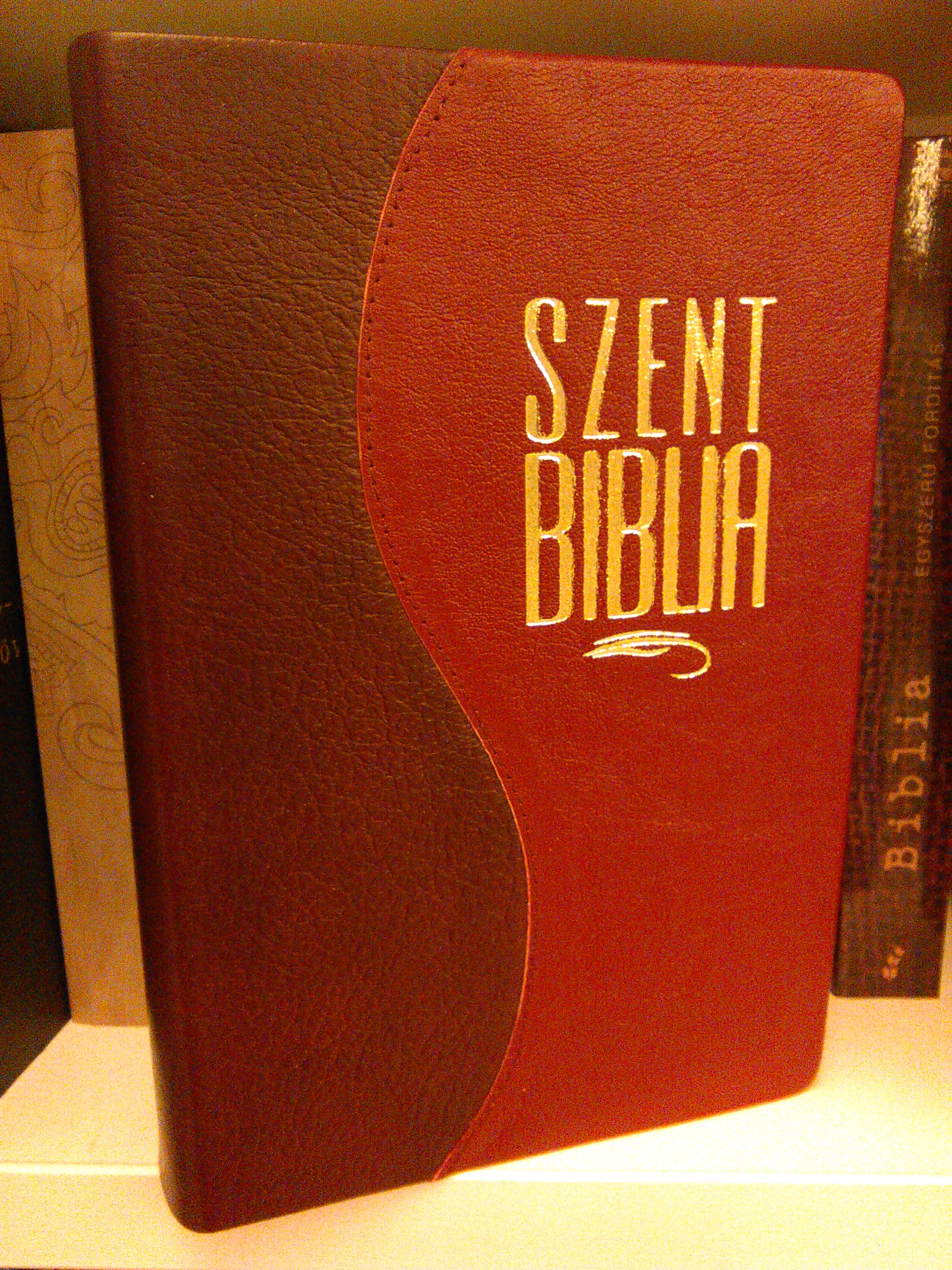 Biblia Károli fordítás, kis családi, bőrkötéssel, aranyszegéllyel, osztott bordó-piros
