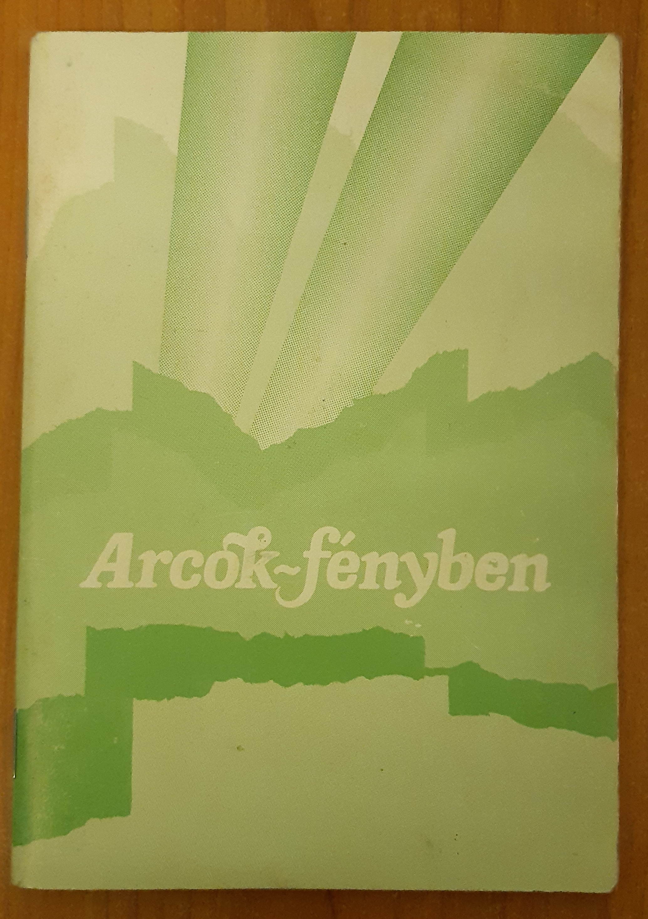 Arcok-fényben