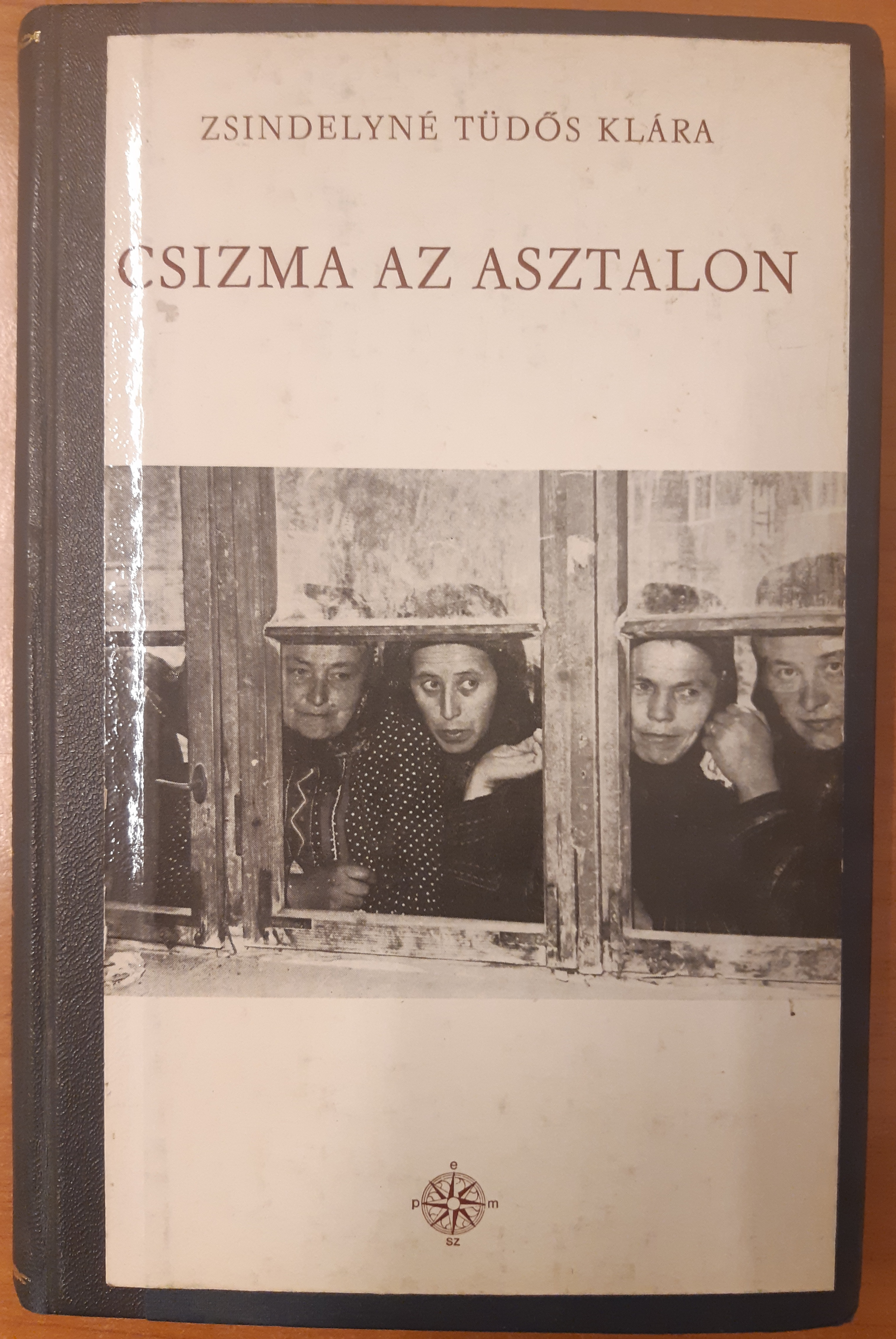 Csizma az asztalon