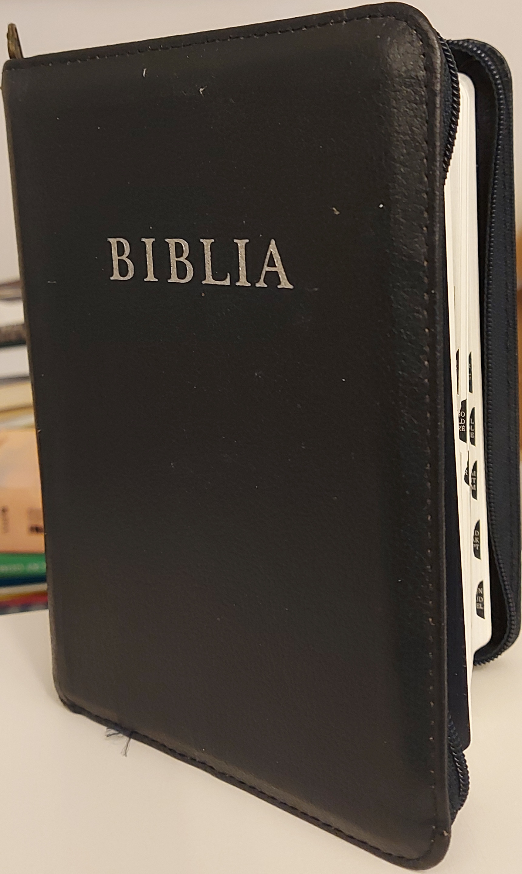 Biblia revideált új fordítás, közepes, bőrkötéses, cippzáras, regiszteres, ezüst élmetszéssel